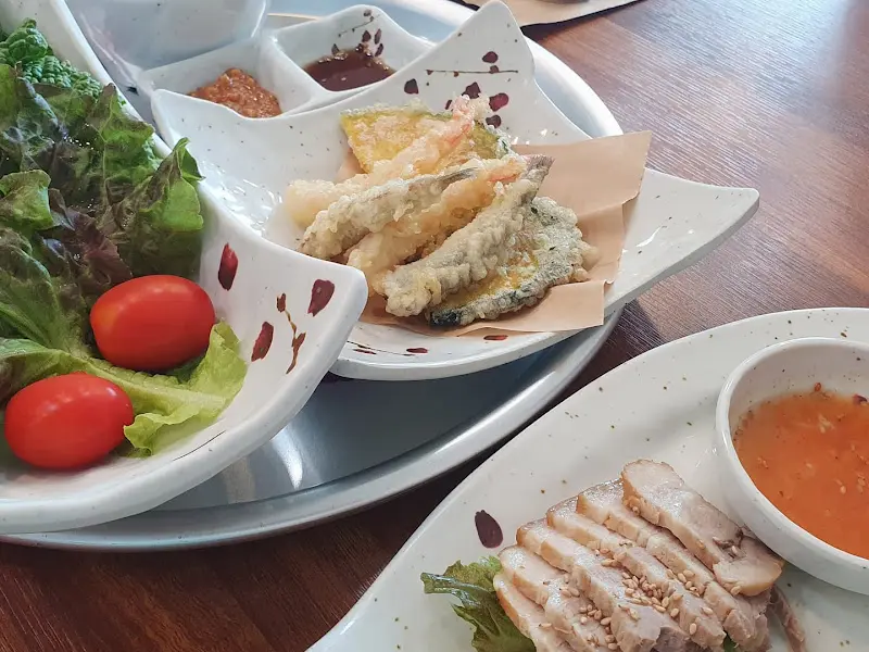 정갈한 밑반찬과 쌈 채소