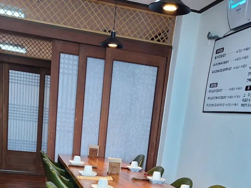 깔끔한 식당 내부