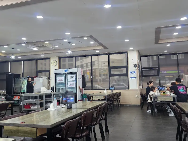 넓은 식당 내부