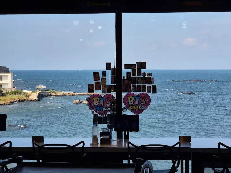 바다를 바라보며 식사할 수 있는 창가 좌석