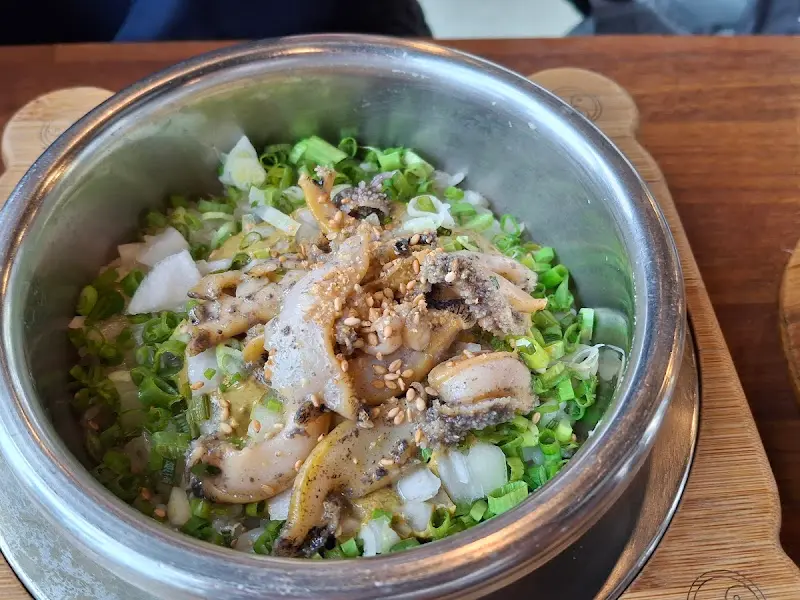 윤기가 자르르 흐르는 전복솥밥