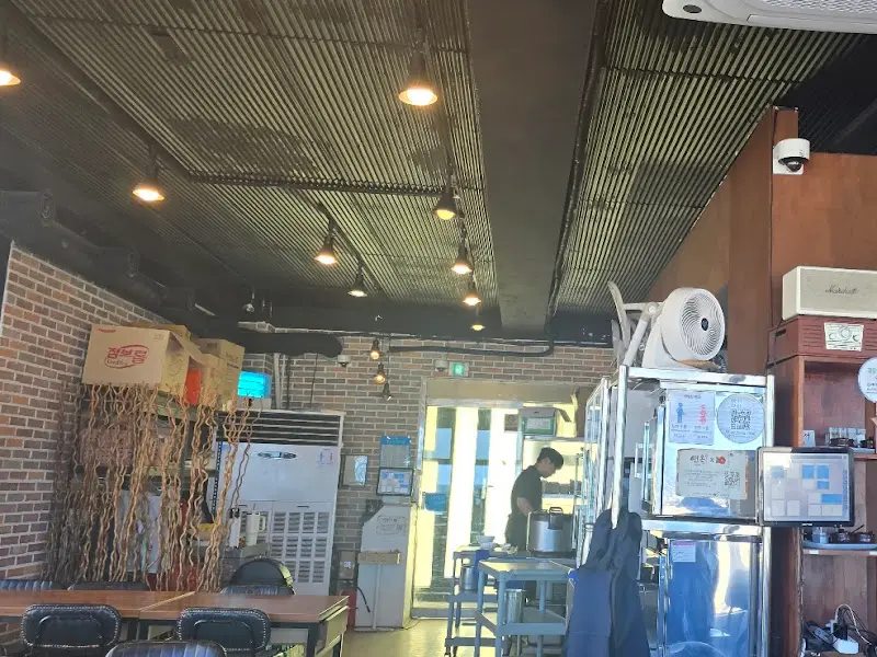 천장이 독특한 물결무늬 철판으로 마감된 연옥 내부