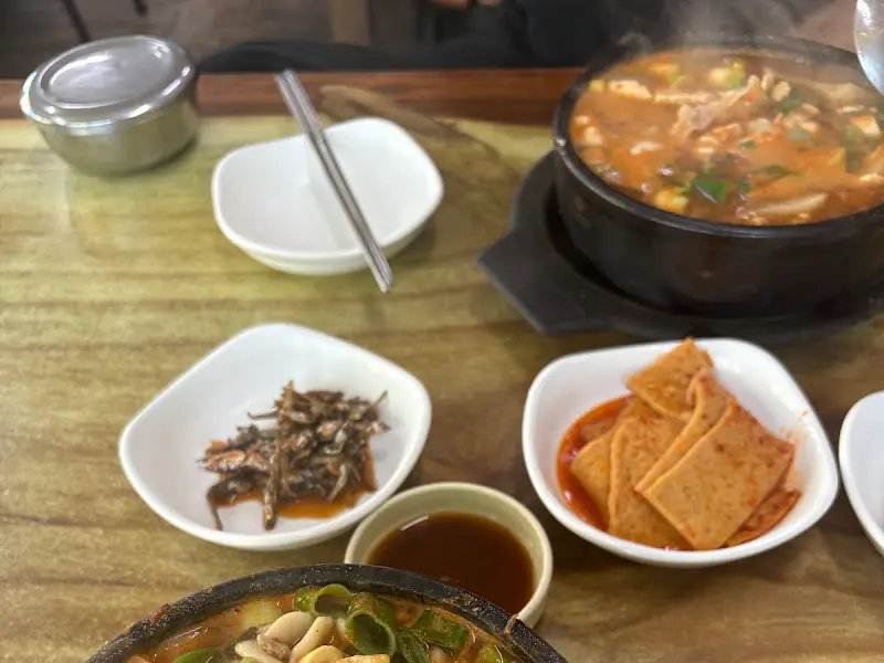 한 상 가득 차려진 모습