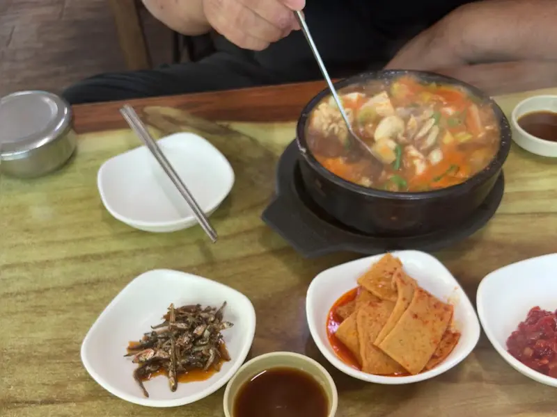 식사를 즐기는 모습