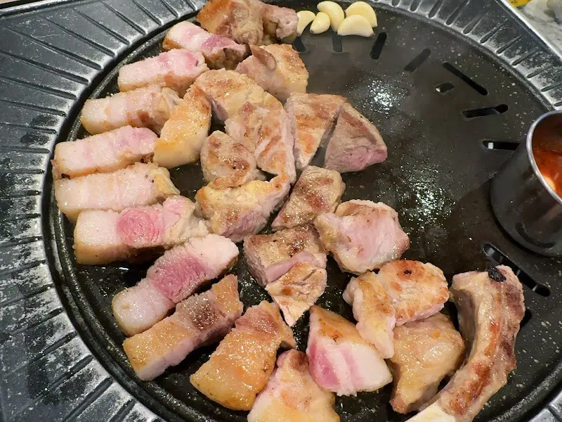 숯불 위에서 익어가는 흑돼지 오겹살