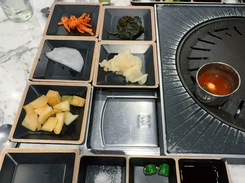 흑돼지와 함께 즐기는 밑반찬들