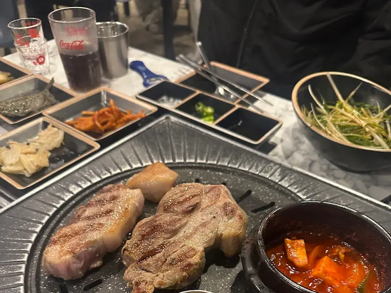 잘 익은 흑돼지 오겹살