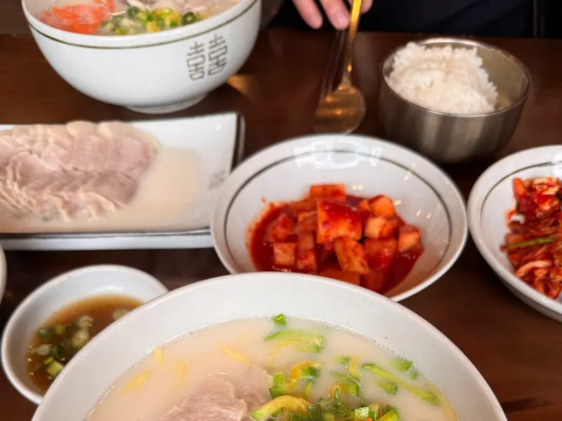 고기국수와 곁들임 메뉴