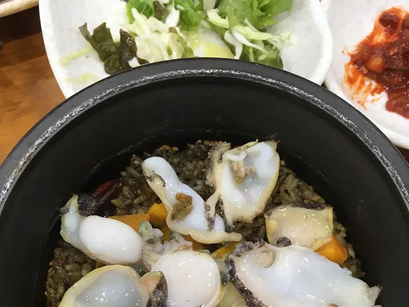 전복 돌솥밥의 클로즈업 샷