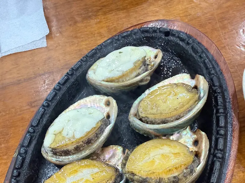 윤기가 흐르는 전복구이