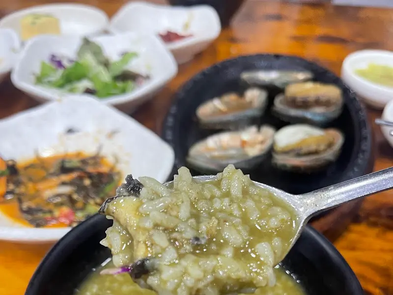 숭늉에 밥을 말아 먹는 모습