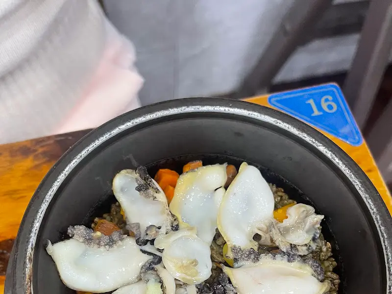 전복이 듬뿍 들어간 돌솥밥