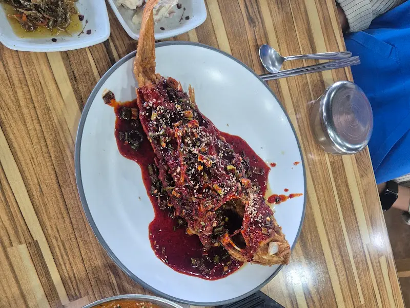 윤기가 좔좔 흐르는 우럭튀김