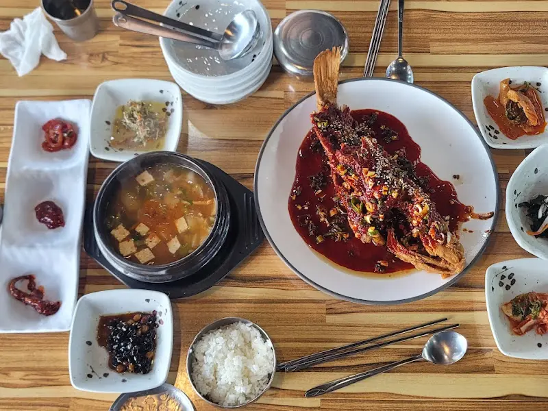 한상 가득 차려진 우럭튀김정식