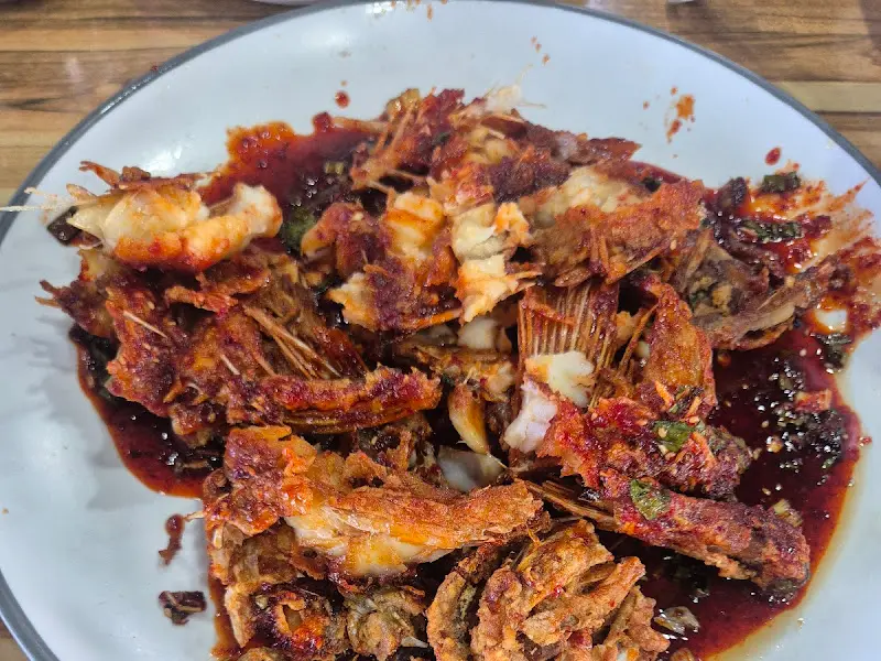 깨끗하게 비워진 우럭튀김 접시