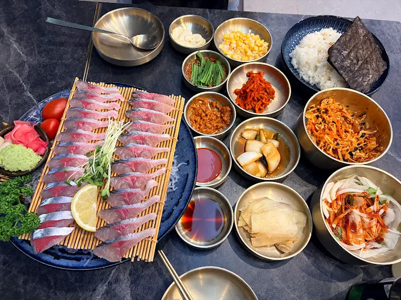 다채로운 해산물 요리 한 상 차림