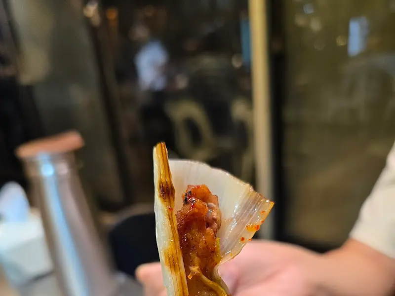 잘 구워진 흑돼지 한 점