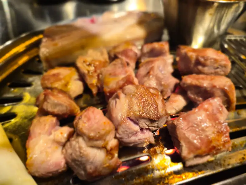 숯불 위에서 익어가는 흑돼지 근고기