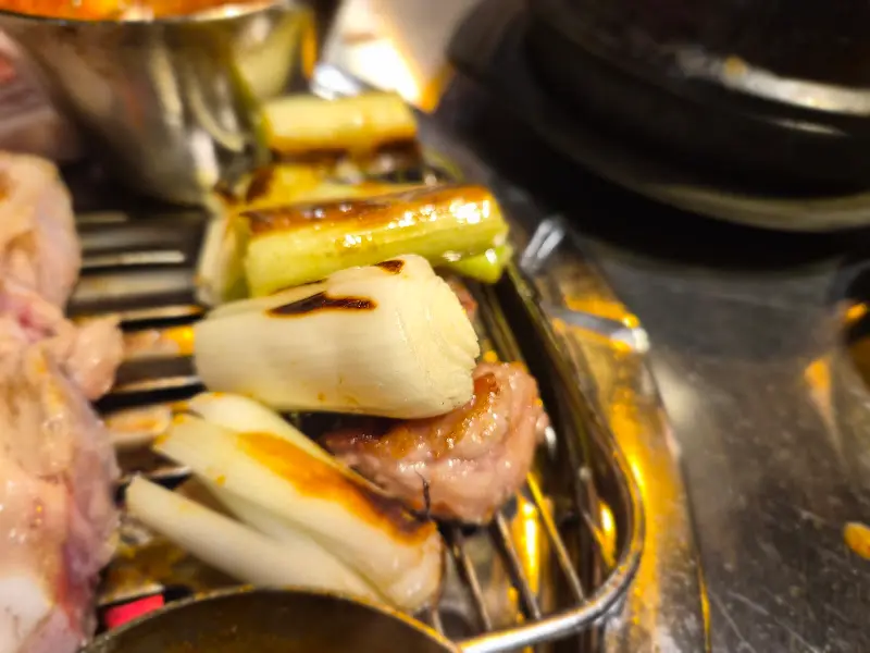 숯불 위에 구워지는 대파