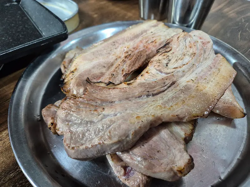 두툼한 흑돼지 오겹살