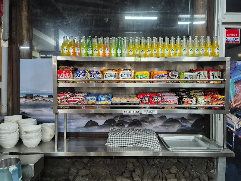 다양한 라면 종류가 진열된 모습