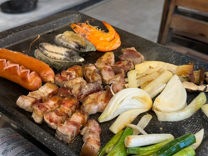 흑돼지, 해산물, 채소가 함께 구워진 모습