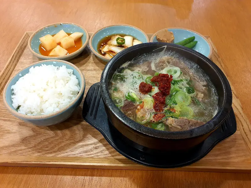 정갈하게 차려진 소고기 해장국 한 상