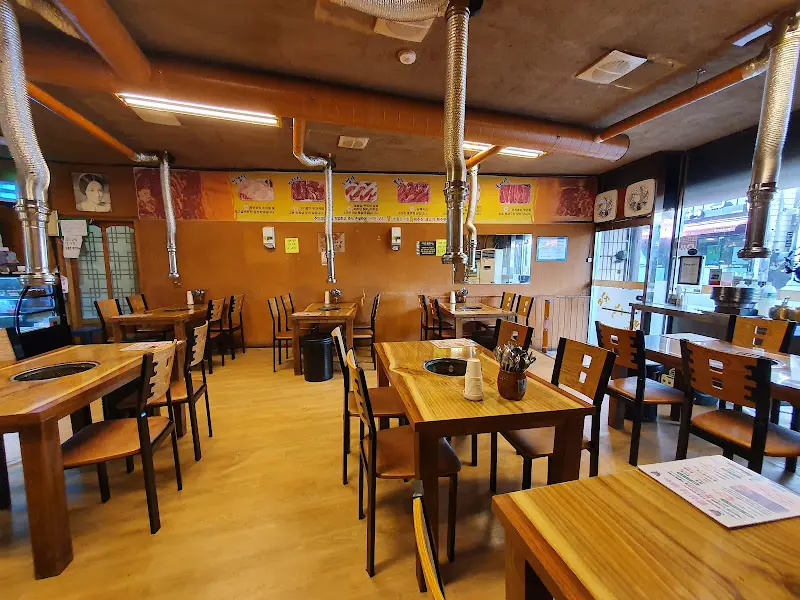 용이식당 내부