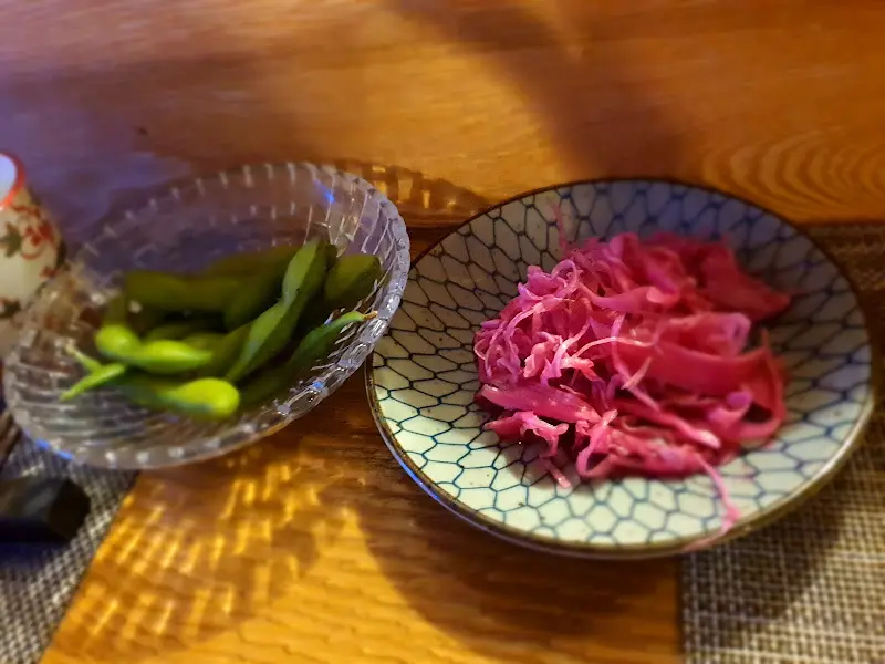 기본 안주: 에다마메와 적채 피클