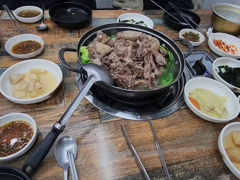 뽀얀 국물이 일품인 오리 백숙