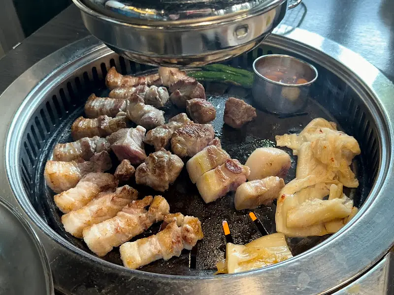 불판 위에서 익어가는 흑돼지