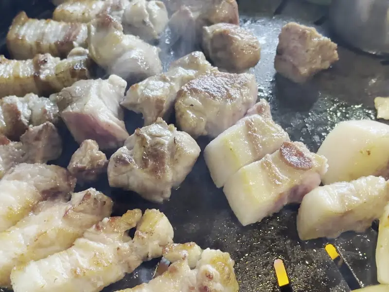 먹음직스러운 흑돼지