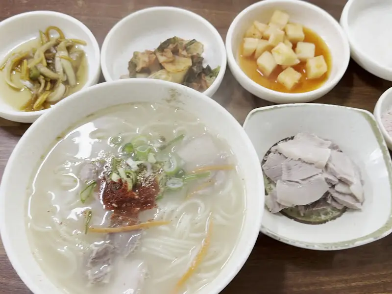 고기국수와 밑반찬 한상차림