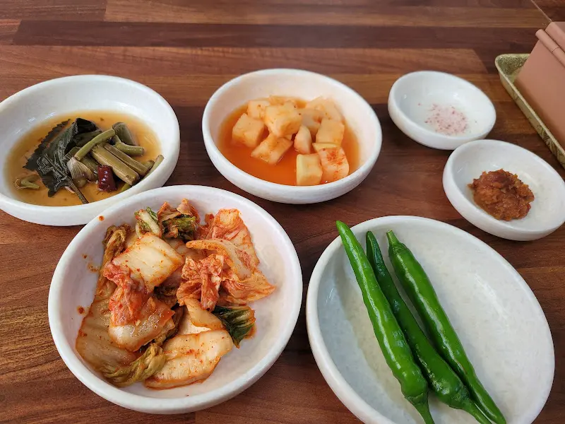 장수물식당 밑반찬 클로즈업