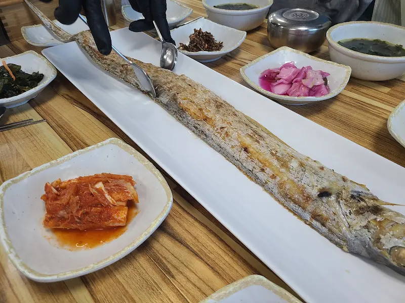 테이블 가득 차려진 통갈치구이 한 상 차림