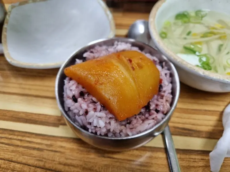 톳밥 위에 올려진 갈치조림 무