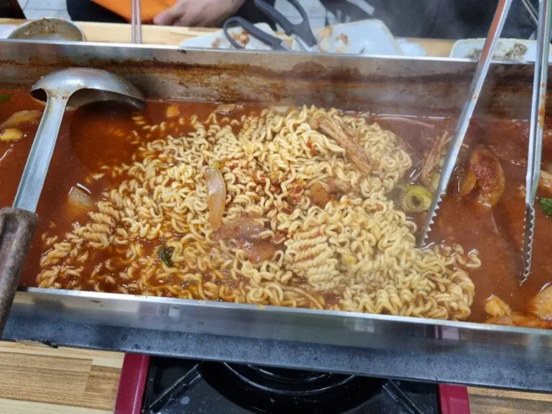 갈치조림에 라면사리를 추가한 모습