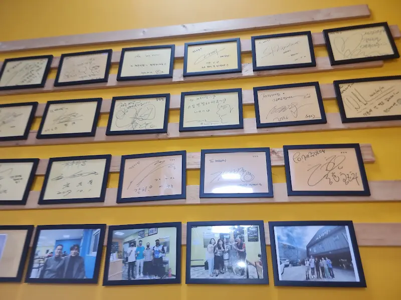 벽면에 걸린 수많은 유명인들의 사인