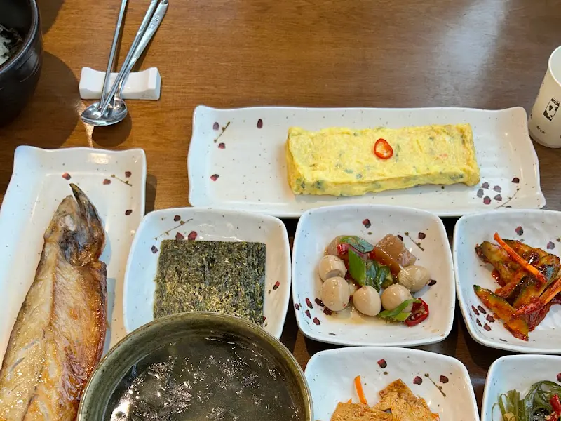 고등어 구이와 다양한 반찬