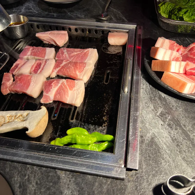 숯불 위에서 익어가는 흑돼지 오겹살