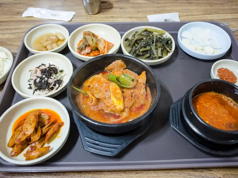 한 상 가득 차려진 뽀글이 정식