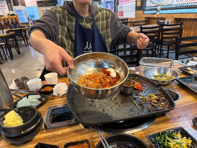 직원분이 능숙한 솜씨로 볶음밥을 만들고 있는 모습