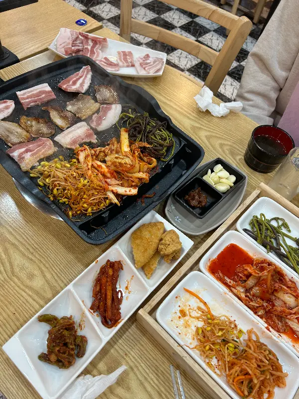 성은식당에서 맛있는 식사를 즐기는 모습