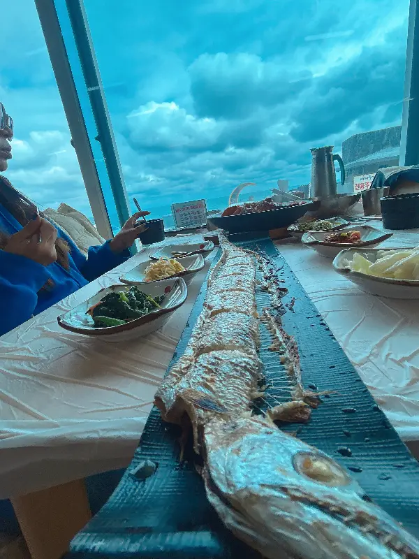 창밖으로 성산일출봉이 보이는 식당 내부