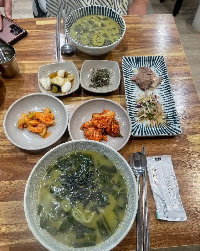 진한 색감의 보말국