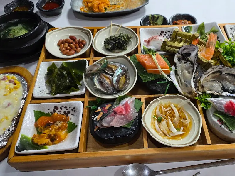 정갈하게 담긴 해산물 에피타이저