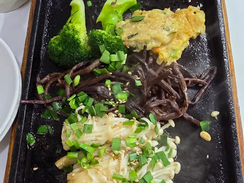 뜨거운 철판 위의 버섯과 채소볶음