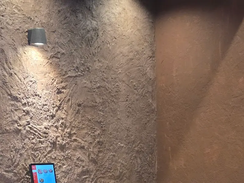 따뜻한 분위기의 벽면