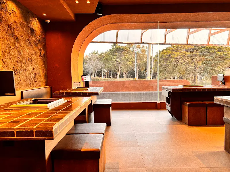 넓은 창밖 풍경