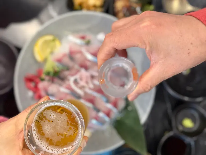 고등어회와 술잔